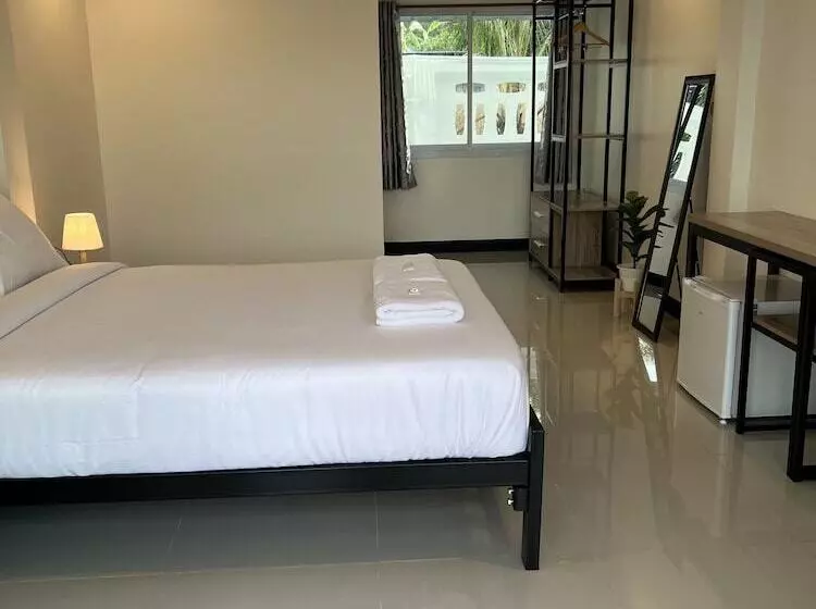 Majatalo Ivory House Sriracha