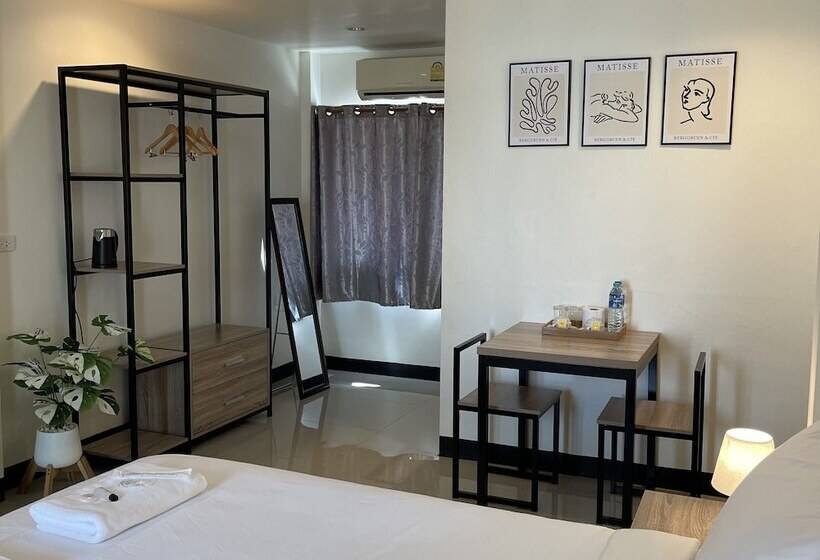 Pensió Ivory House Sriracha