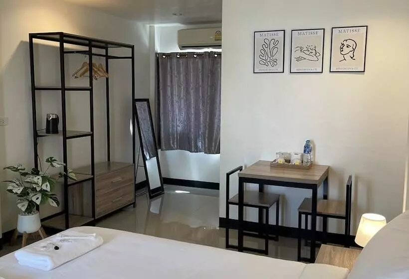 Majatalo Ivory House Sriracha