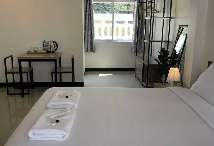 Majatalo Ivory House Sriracha