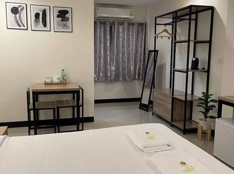 Majatalo Ivory House Sriracha