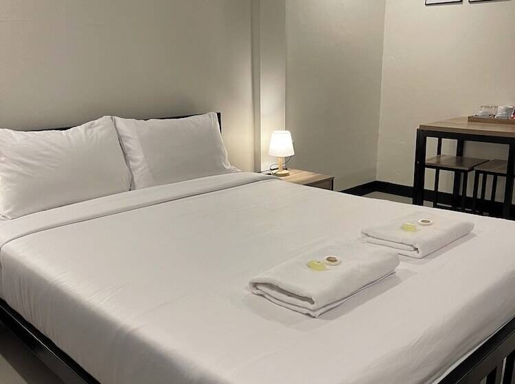 Pensió Ivory House Sriracha