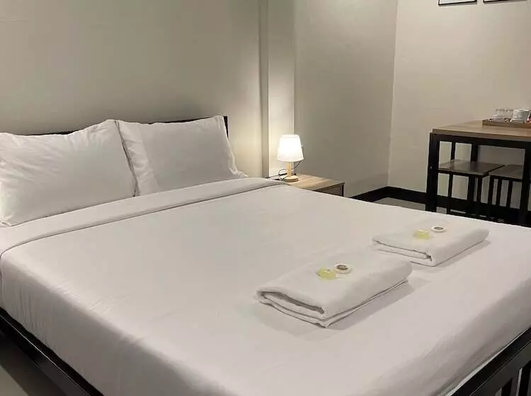 Majatalo Ivory House Sriracha