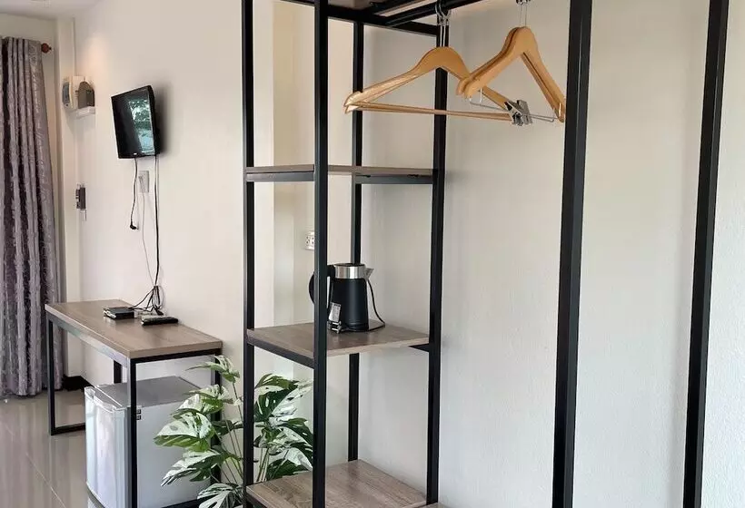 Majatalo Ivory House Sriracha