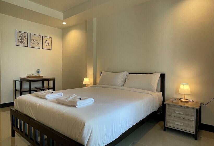 Pensió Ivory House Sriracha