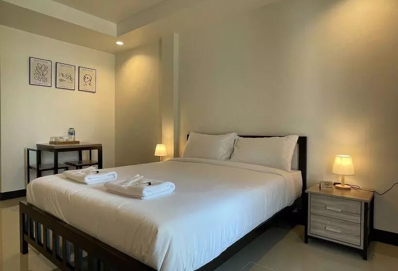 Majatalo Ivory House Sriracha