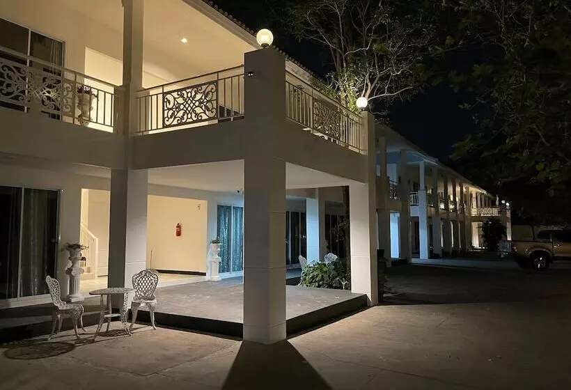 Majatalo Ivory House Sriracha