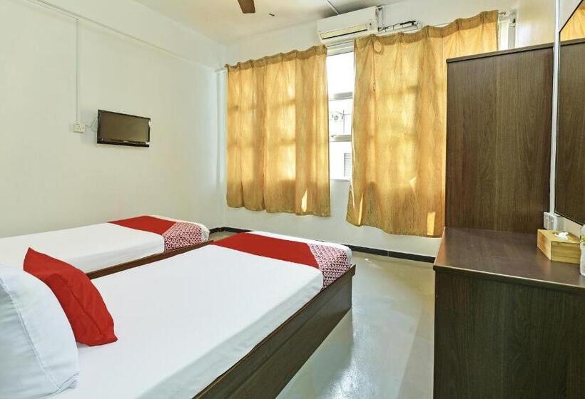 호텔 Oyo 90734 Tata Inn