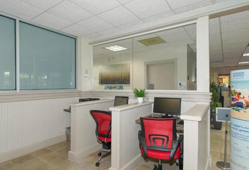 Waterfront Room, Heated Pool, Tiki Bar & Grill