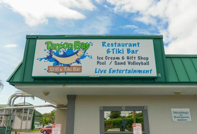 Waterfront Room, Heated Pool, Tiki Bar & Grill