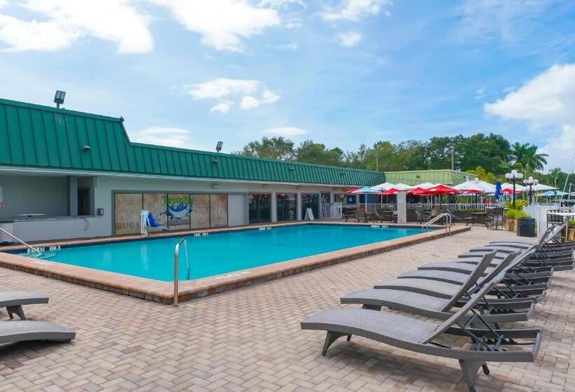 Waterfront Room, Heated Pool, Tiki Bar & Grill