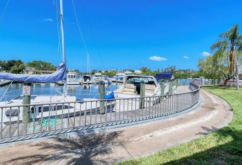 Waterfront Room, Heated Pool, Tiki Bar & Grill