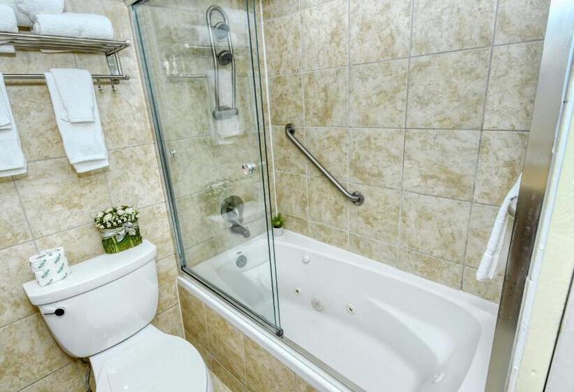 Waterfront Room, Heated Pool, Tiki Bar & Grill