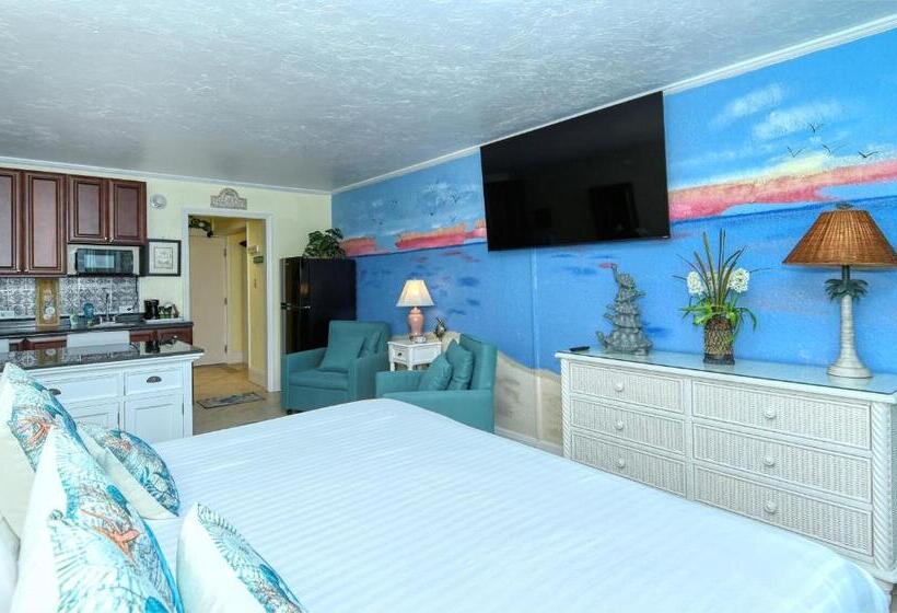 Waterfront Room, Heated Pool, Tiki Bar & Grill