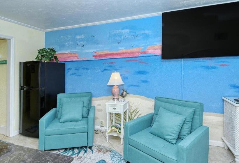 Waterfront Room, Heated Pool, Tiki Bar & Grill