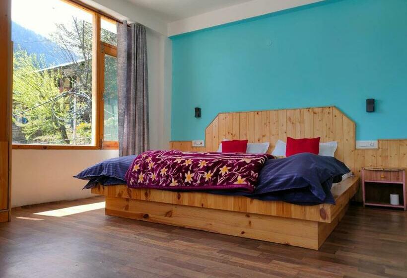 Bros Hostel & Yaara Cafe