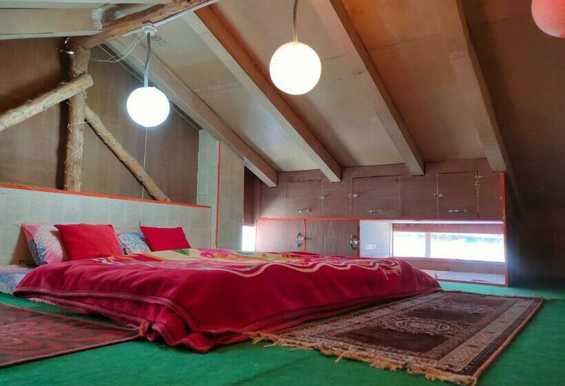 Bros Hostel & Yaara Cafe