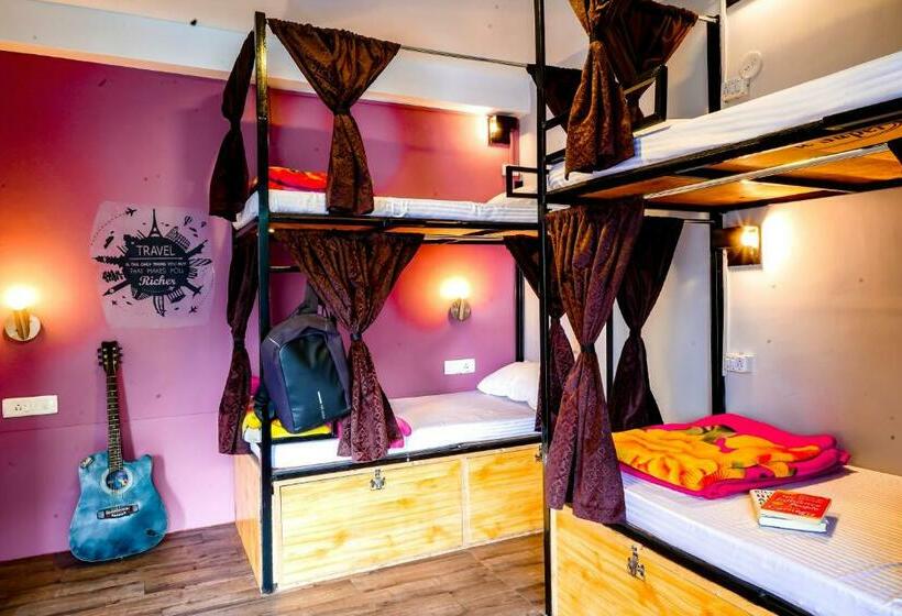 Bros Hostel & Yaara Cafe