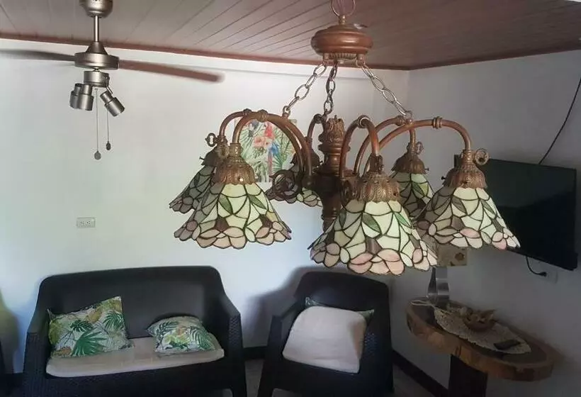 پانسیون The Amigos House Atelier Uvita