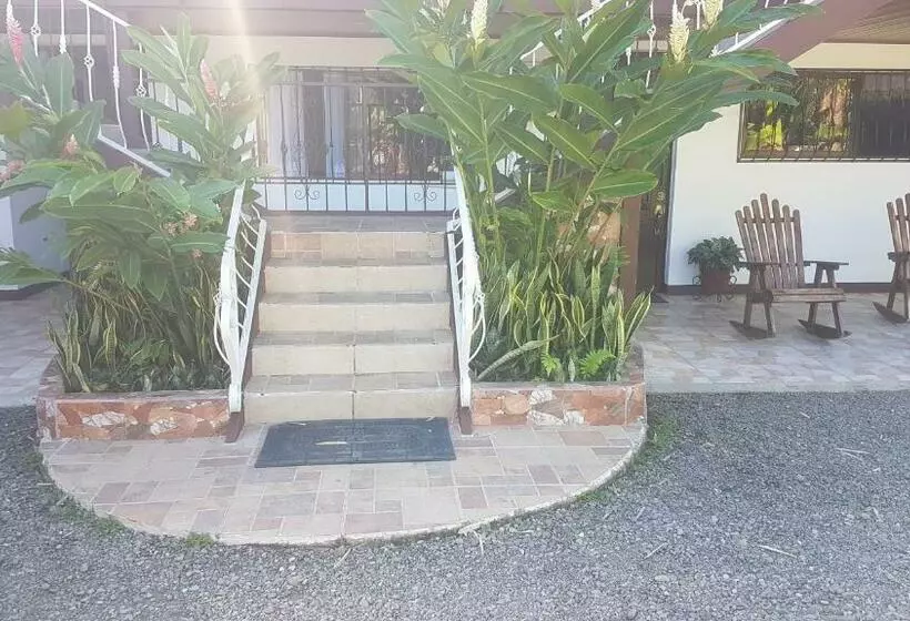 پانسیون The Amigos House Atelier Uvita