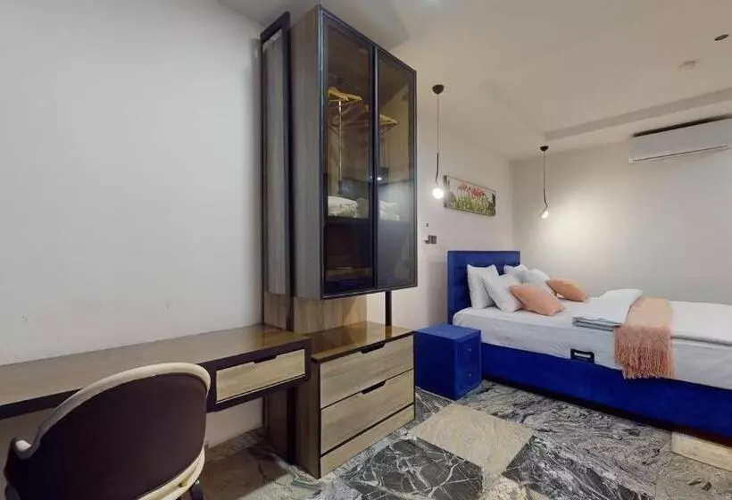 Yanna Apartment By Khaliques