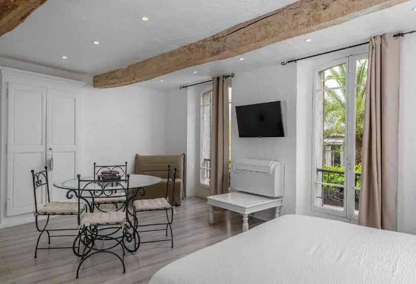 Hotelli Maison Carles Bnb