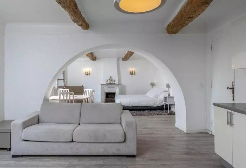 Hotelli Maison Carles Bnb