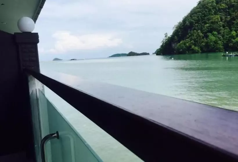 Penarak Bamboo Beach Motel