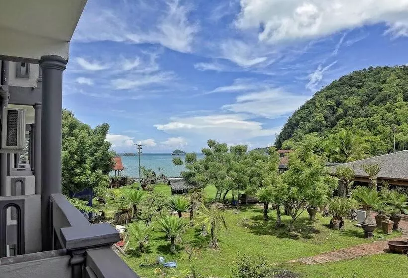 Penarak Bamboo Beach Motel