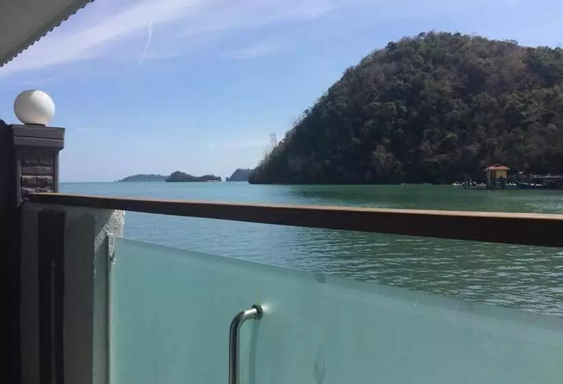 Penarak Bamboo Beach Motel