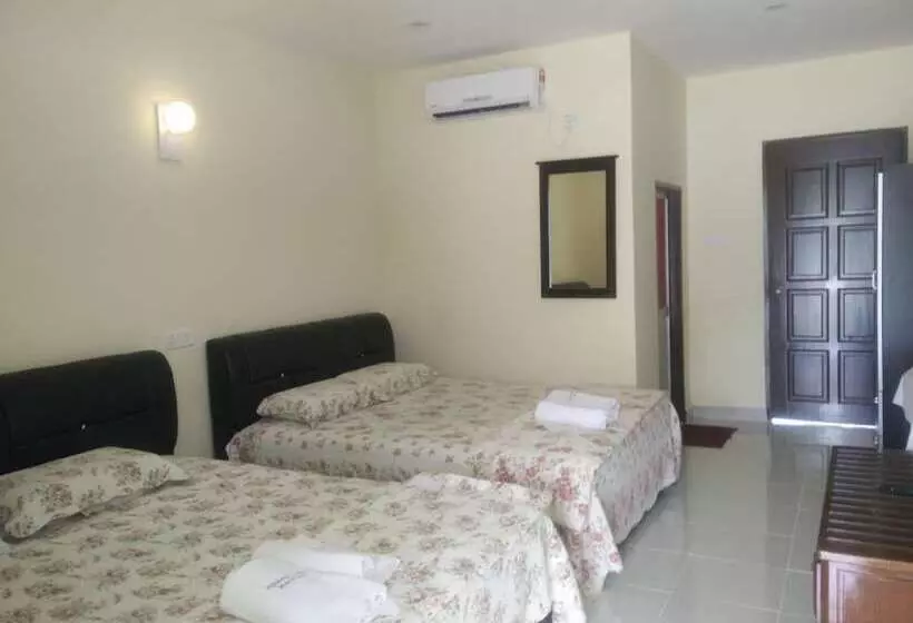 Penarak Bamboo Beach Motel