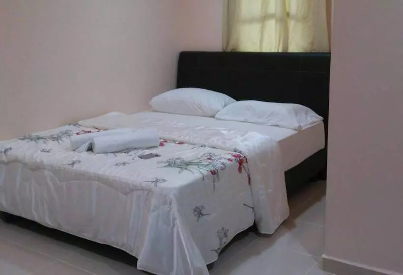 Penarak Bamboo Beach Motel