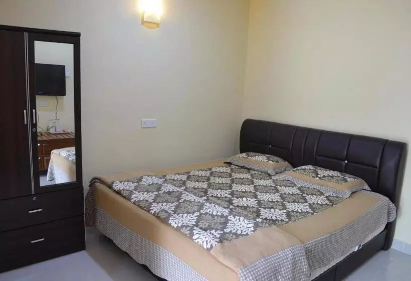 Penarak Bamboo Beach Motel