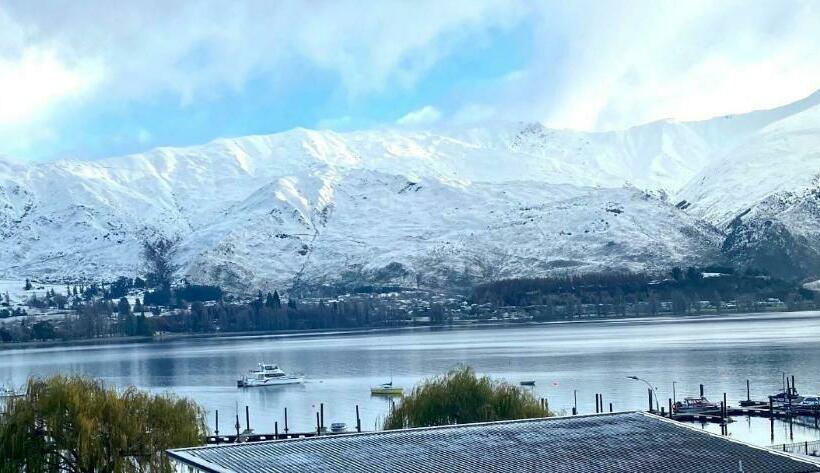 호스텔 Lakeside Luxury Studio Apartment