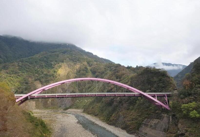 پانسیون 拉拉山周家渡假旅館