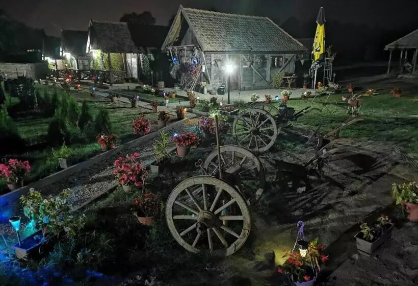 هتل کپسول Etno Selo Eden