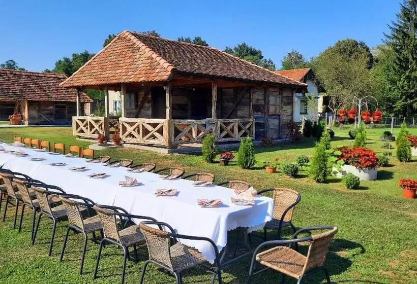 هتل کپسول Etno Selo Eden