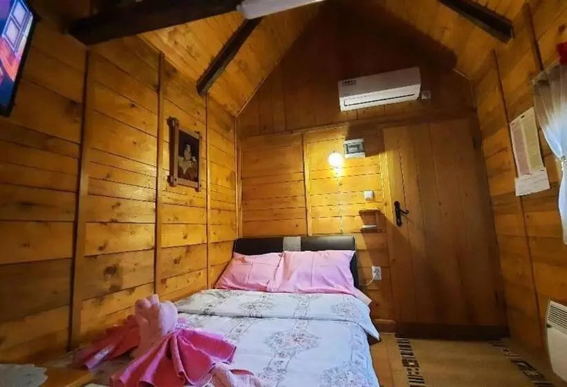 هتل کپسول Etno Selo Eden