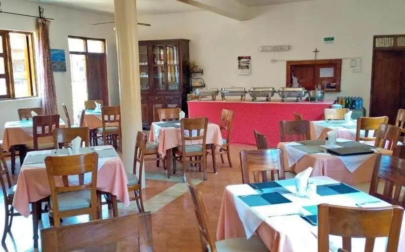 هتل Miryams Village Inn Safari Lodge