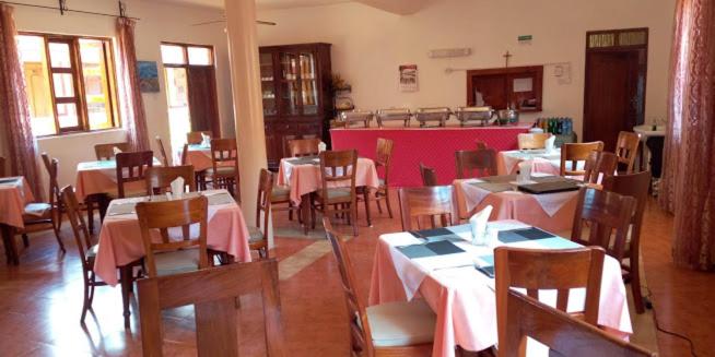 هتل Miryams Village Inn Safari Lodge