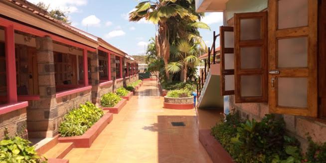 هتل Miryams Village Inn Safari Lodge