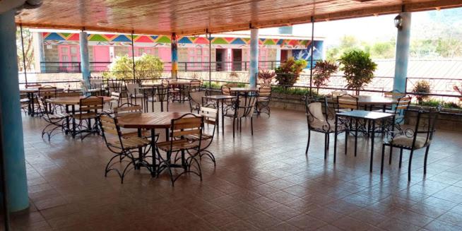 هتل Miryams Village Inn Safari Lodge