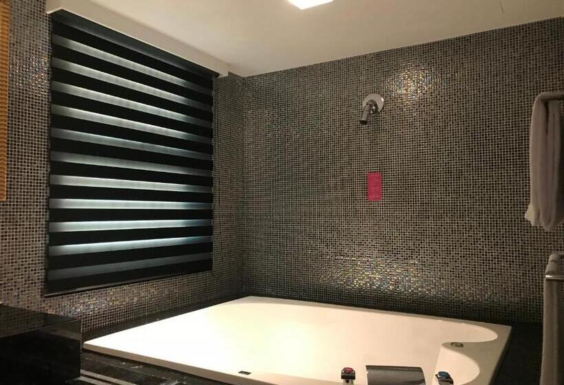 مُتل 艸日月汽車旅館