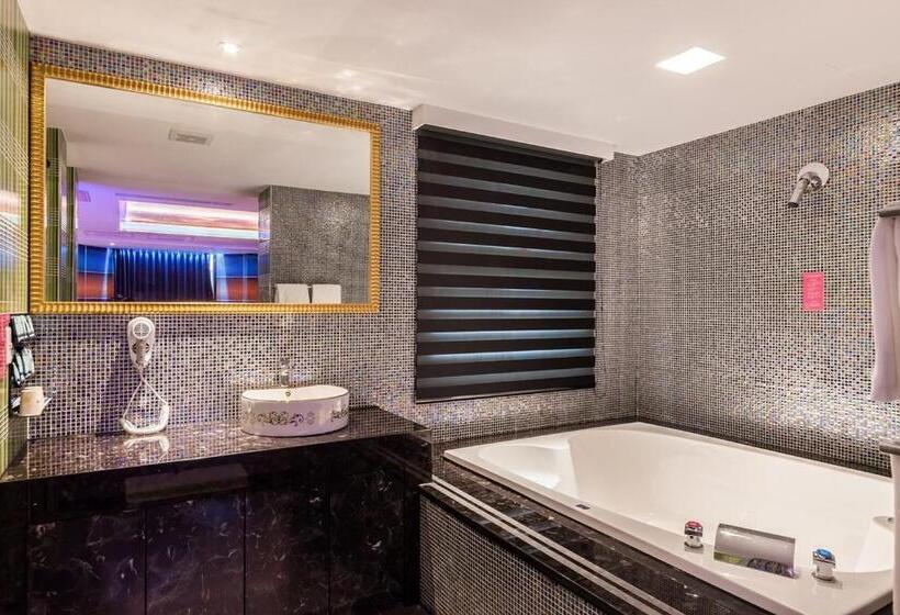 مُتل 艸日月汽車旅館