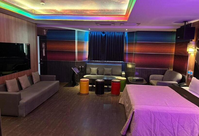 مُتل 艸日月汽車旅館