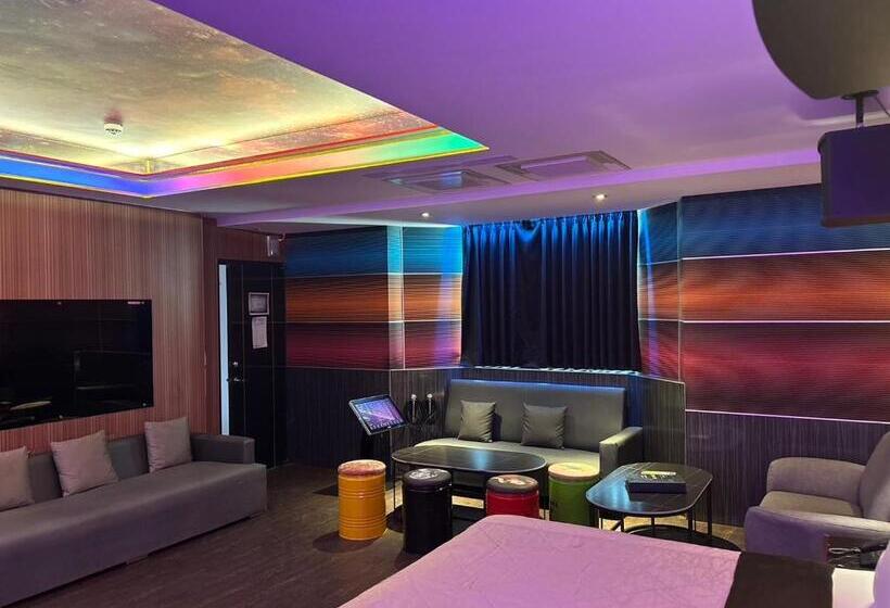 مُتل 艸日月汽車旅館