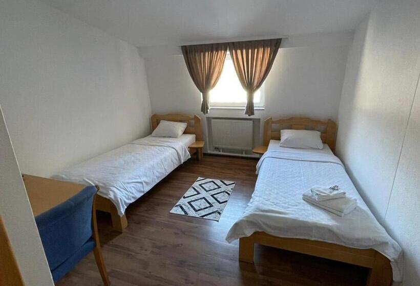 هاستل Motel Kula