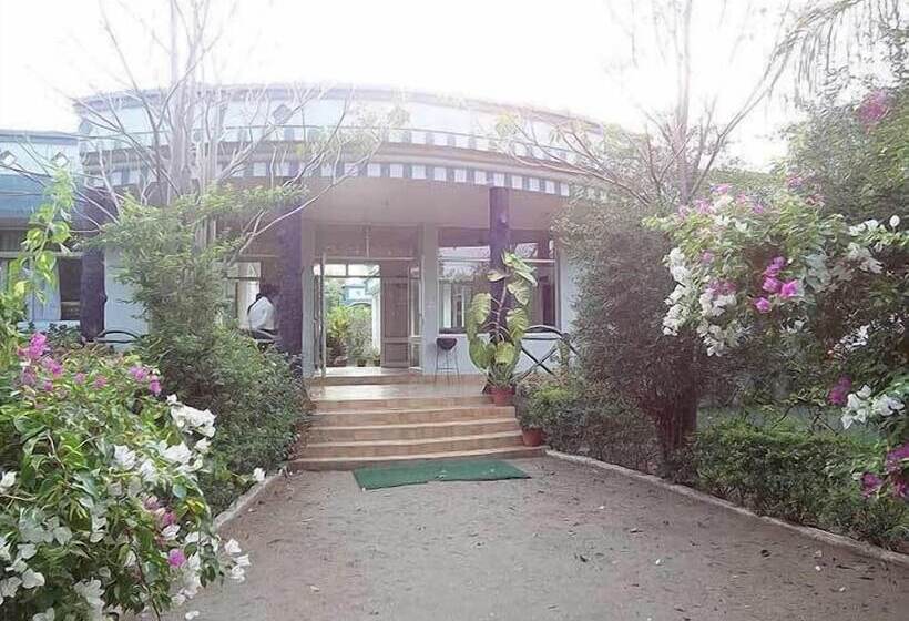 בית מלון כפרי United 21 Jungle Resort Pench