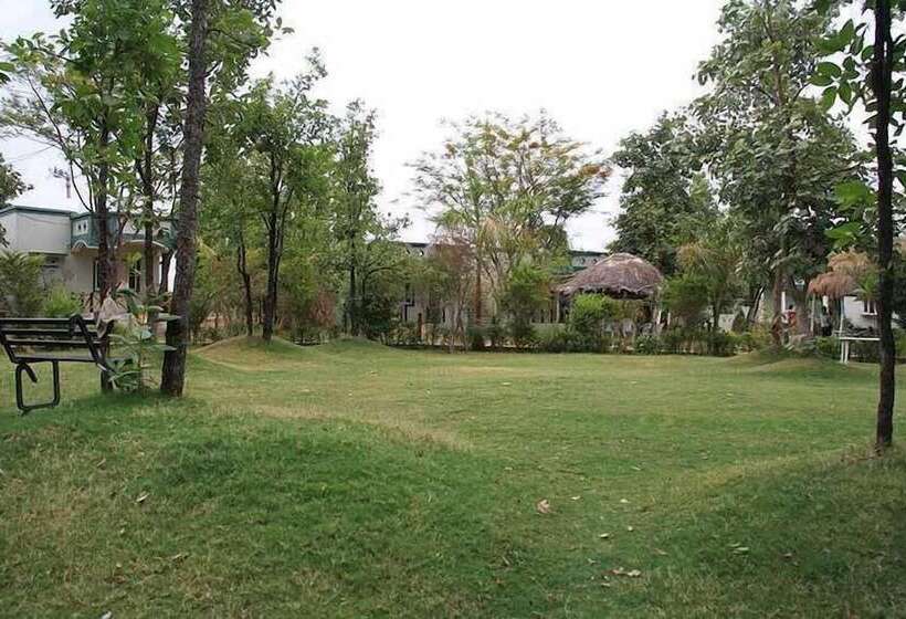 בית מלון כפרי United 21 Jungle Resort Pench