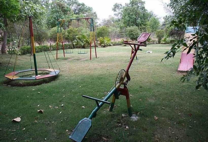 בית מלון כפרי United 21 Jungle Resort Pench